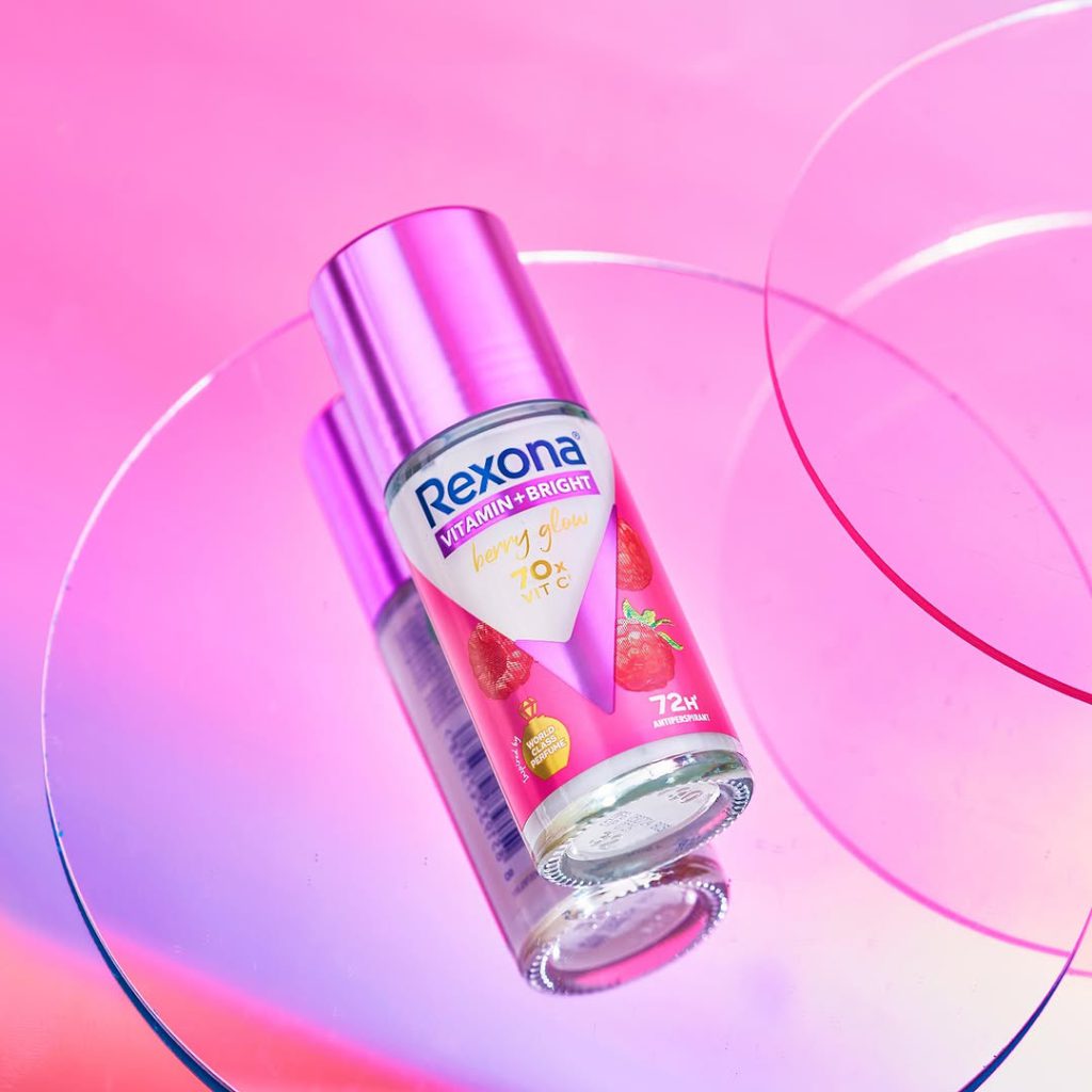 Rexona Vitamin Bright deodorant product photography with pink gradient background and reflective styling setup.